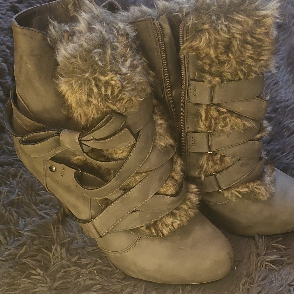 JustFab Gray Winter Rain Boots Durable Design